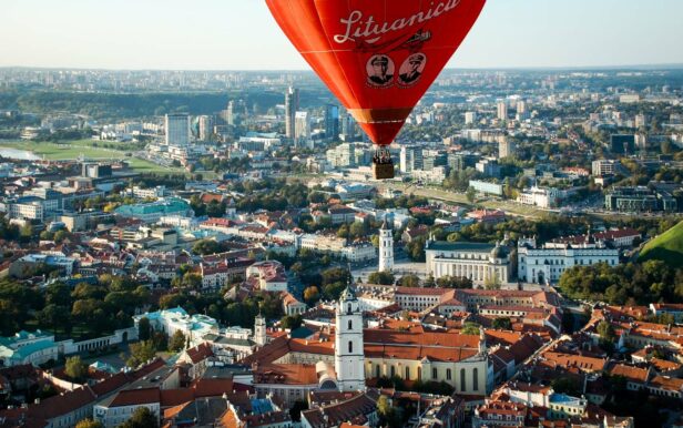 Balloon ride over the old town of Vilinius